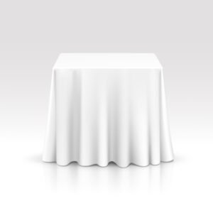 Mesa con mantel blanco y faldón