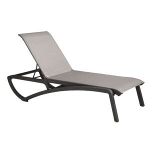 Camastro reclinable gris para piscina