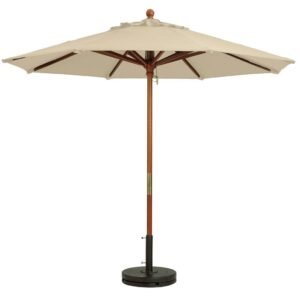 Sombrilla de exterior beige con poste de madera