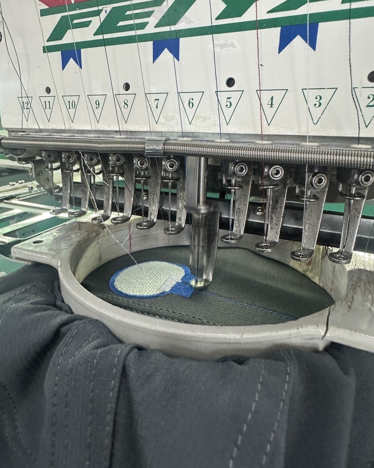Máquina bordadora industrial de varios cabezales