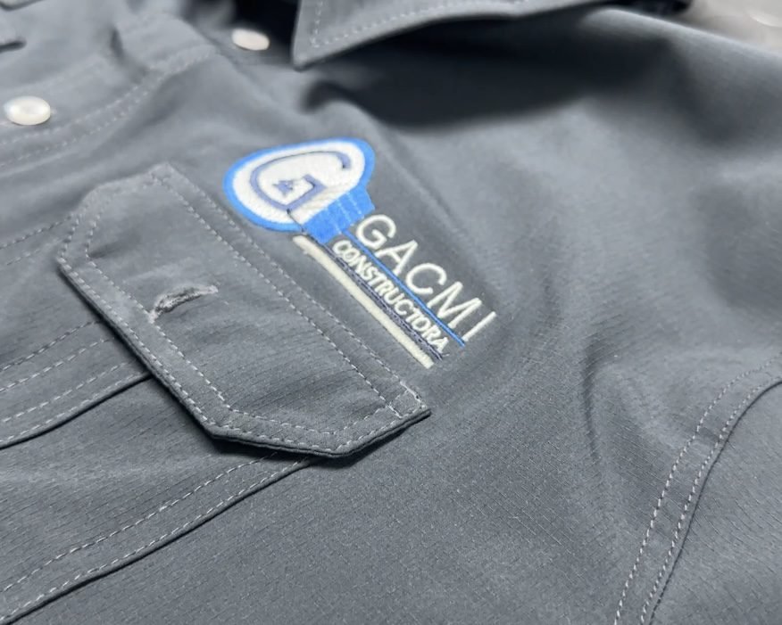 Camisa polo gris bordada con logo GACMI