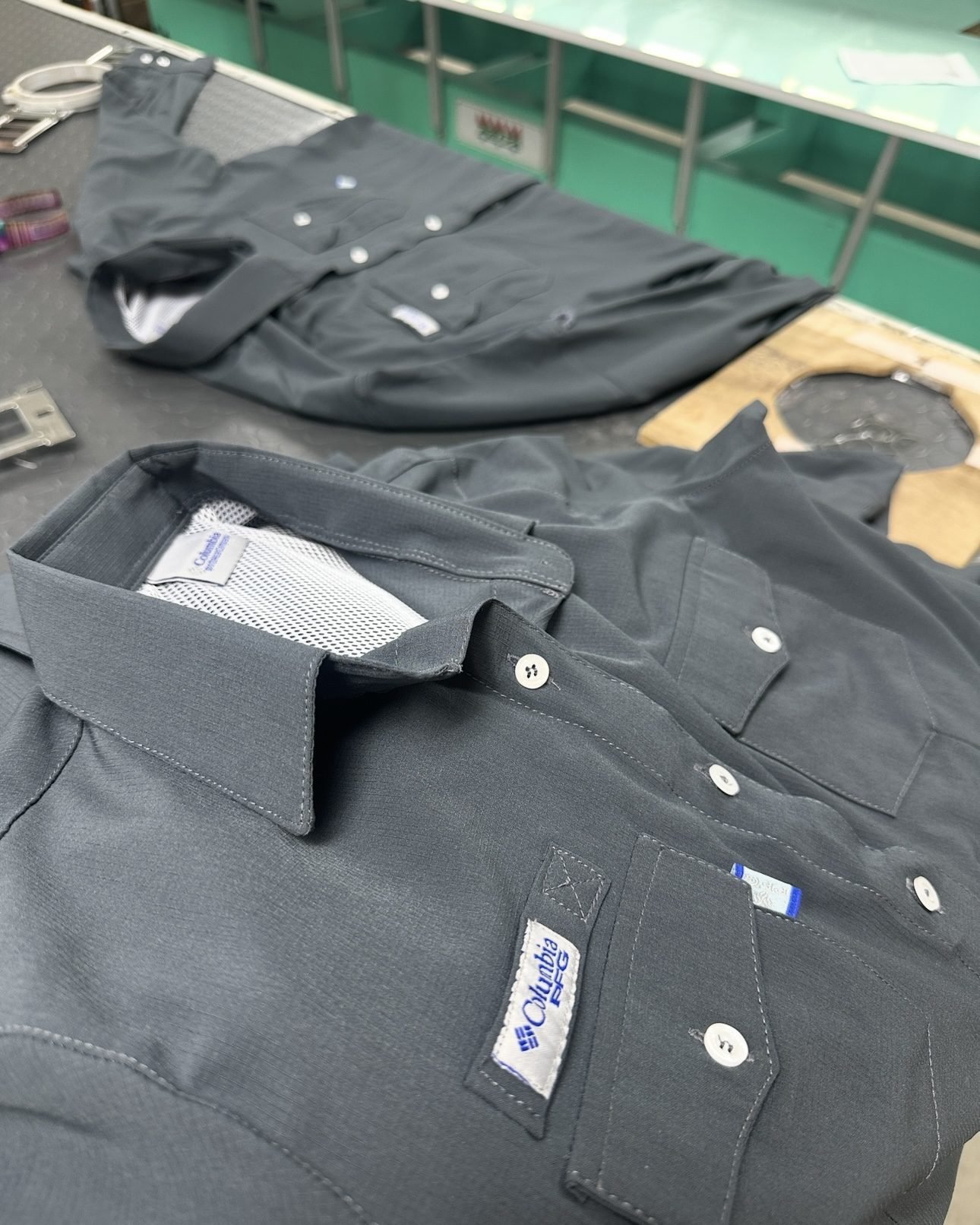 Camisa polo gris bordada con logo GACMI