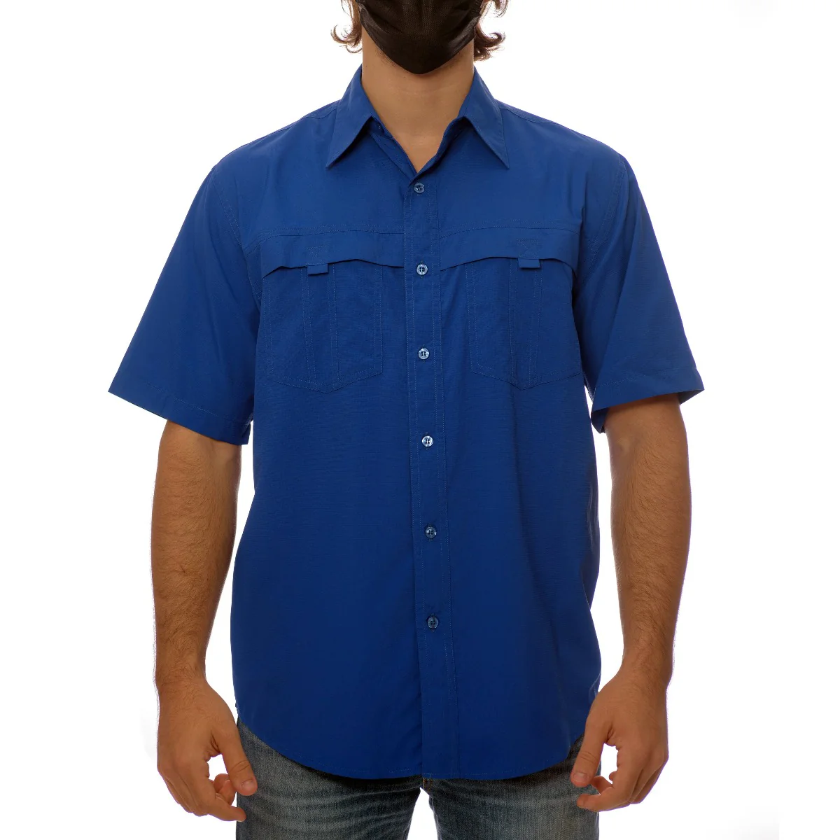 Hombre con camisa azul de botones de manga corta