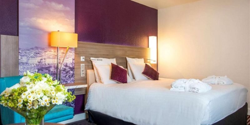 Habitación de hotel con iluminación moderna y flores