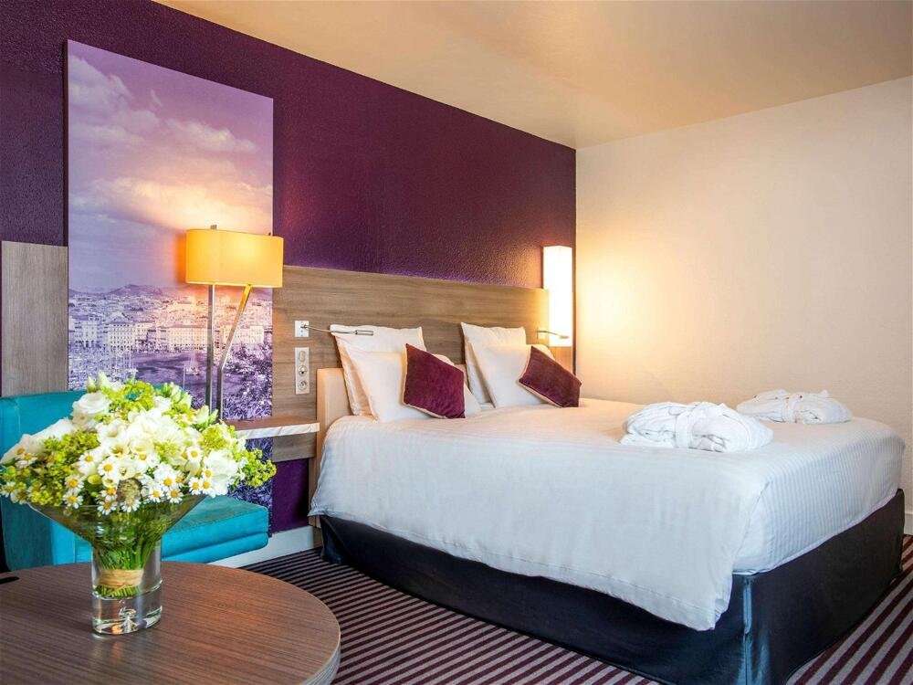Habitación de hotel con iluminación moderna y flores