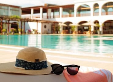 Piscina de un resort con camastros y sombrillas