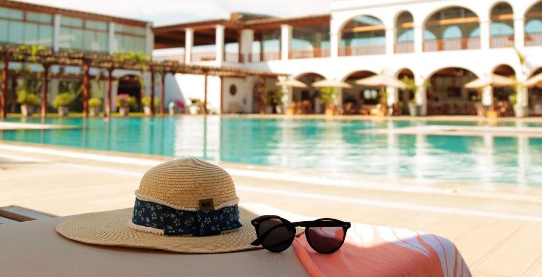 Piscina de un resort con camastros y sombrillas