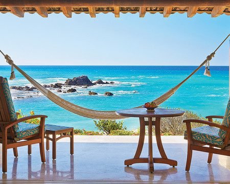 Hamaca junto a la playa en un alojamiento tropical