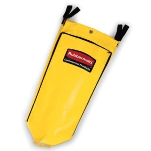 Bolsa amarilla para ropa en carro de limpieza