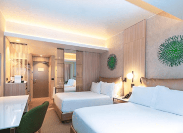 Habitación de hotel con cama y decoración moderna