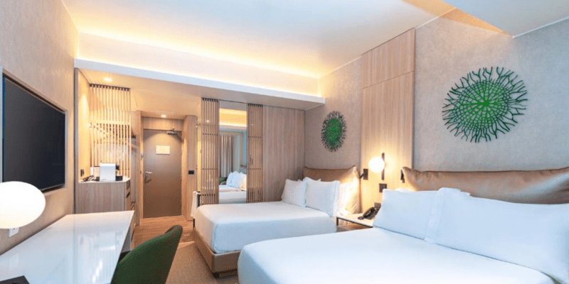 Habitación de hotel con cama y decoración moderna