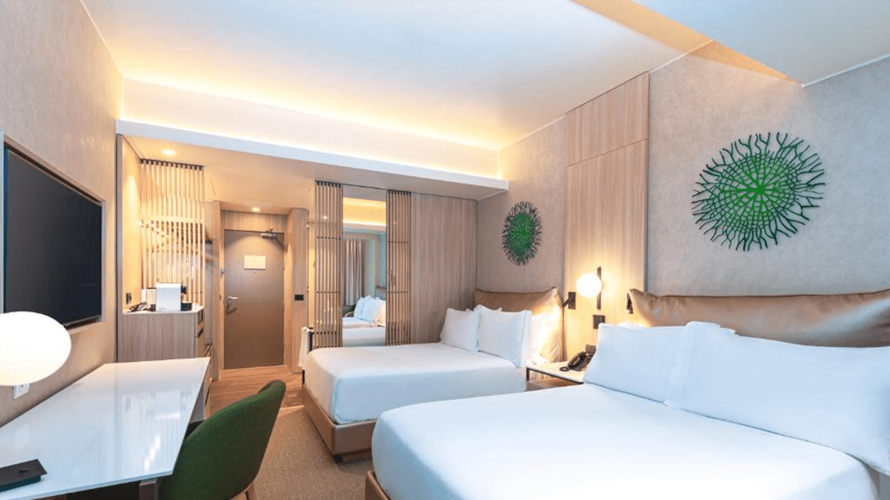 Habitación de hotel con cama y decoración moderna