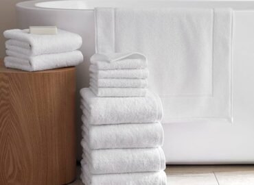 Toallas blancas dobladas y apiladas para hotel