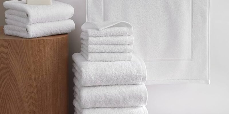 Toallas blancas dobladas y apiladas para hotel