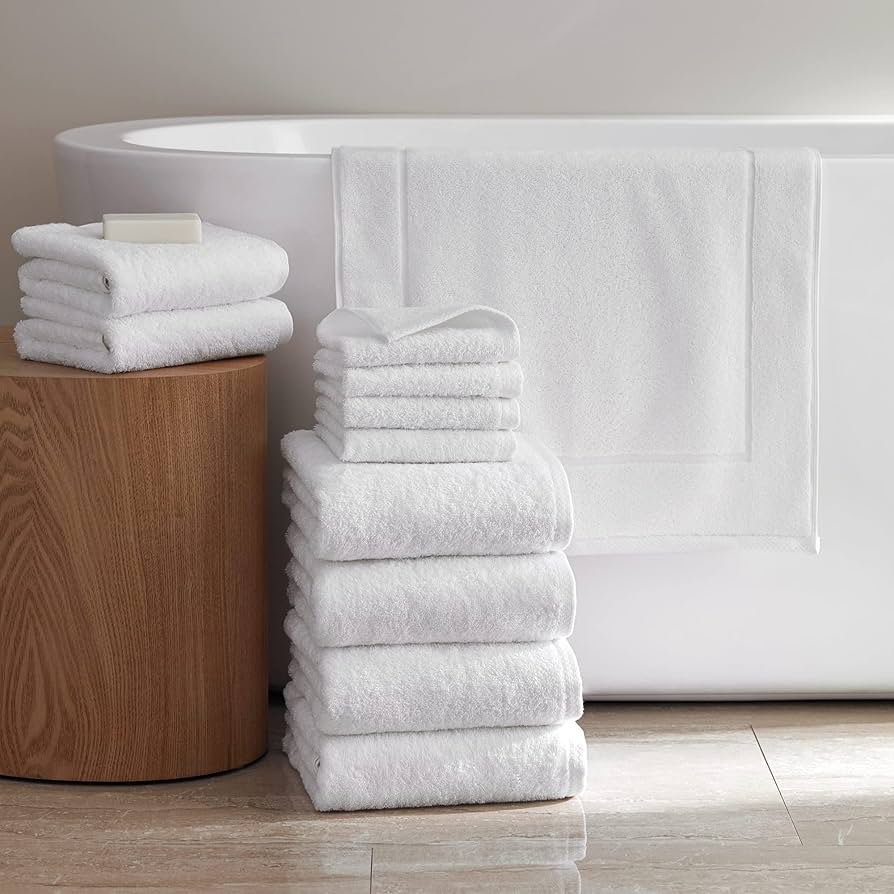 Toallas blancas dobladas y apiladas para hotel